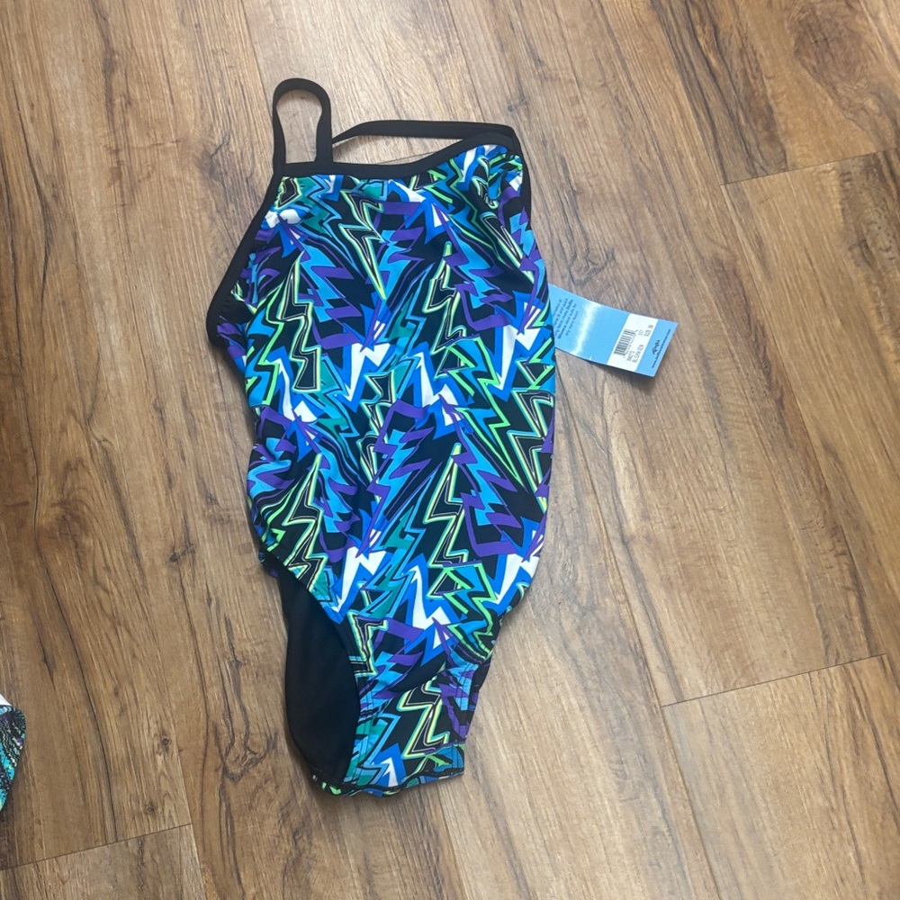 Speedo nwt size 36 Vibrant Geometric One-Piece Swimsuit in Blue & Green